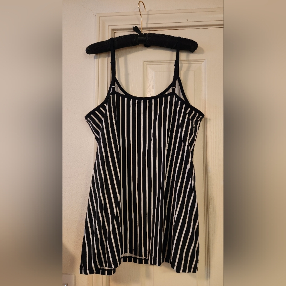 Torrid Foxy Black and White Adjustable Strap Striped Camisole Size 3 - Picture 2 of 6